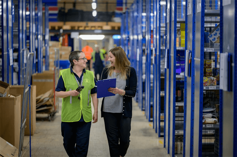 Warehouse worker using stregkodescanner